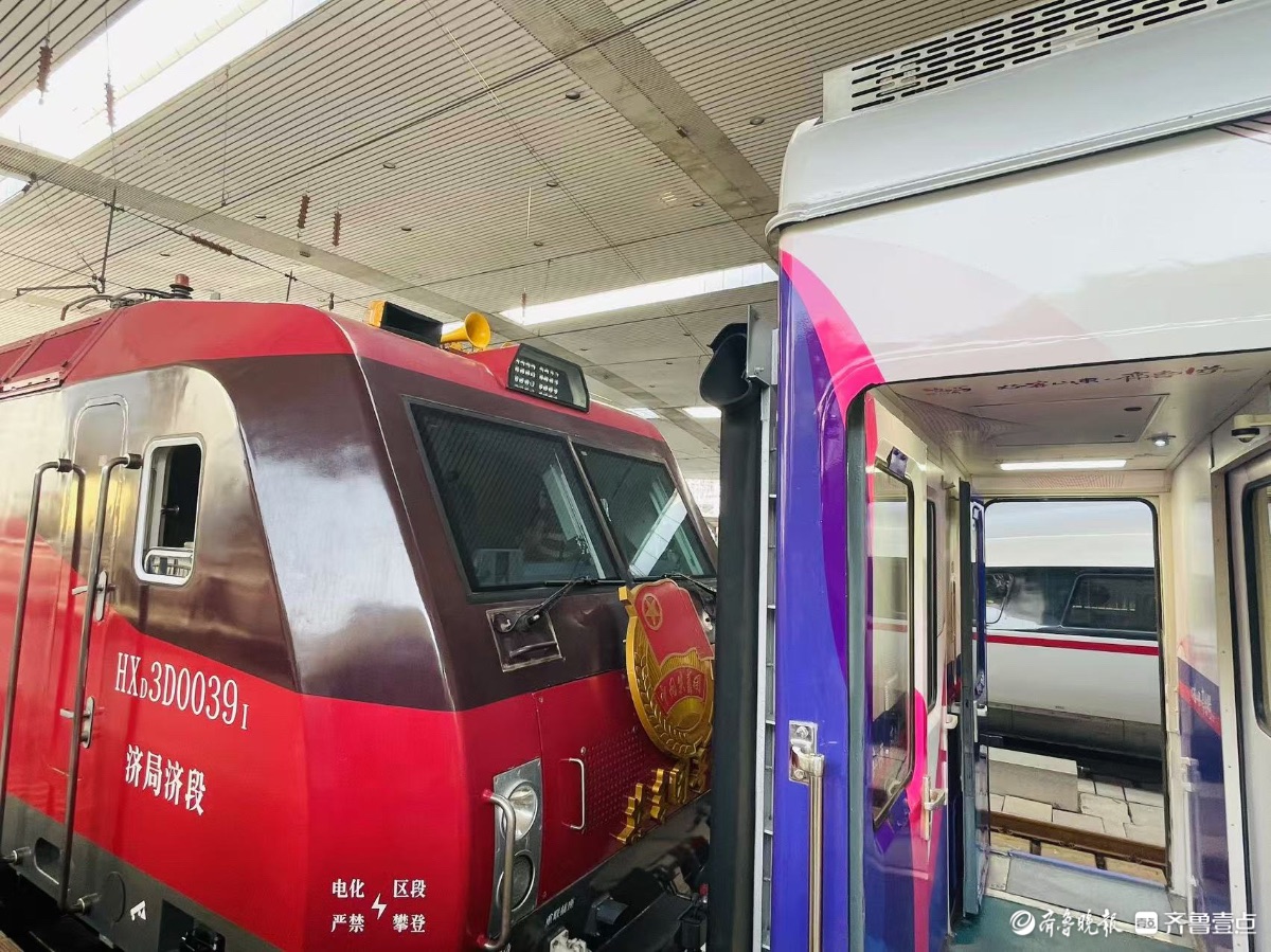 实拍“好客山东·齐鲁1号”旅游列车挂车头，即将开行！