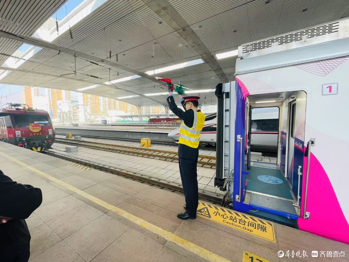 实拍“好客山东·齐鲁1号”旅游列车挂车头，即将开行！