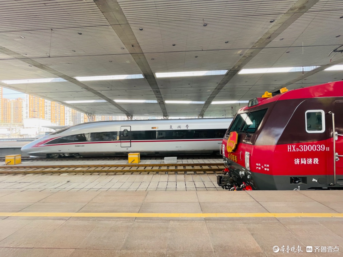 实拍“好客山东·齐鲁1号”旅游列车挂车头，即将开行！