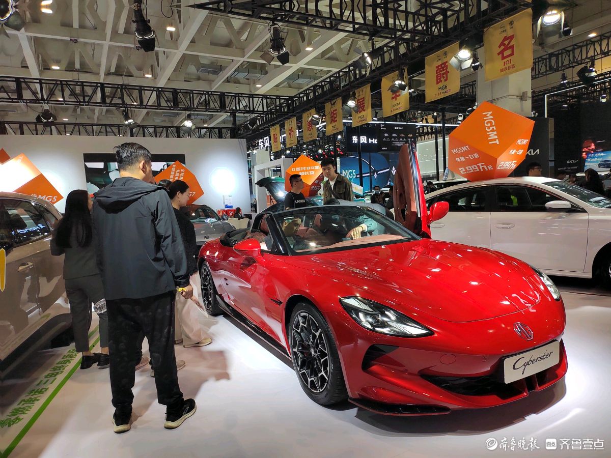 壹点拍客团|齐鲁春季车展开幕啦！首日人气火爆，门口排起长队