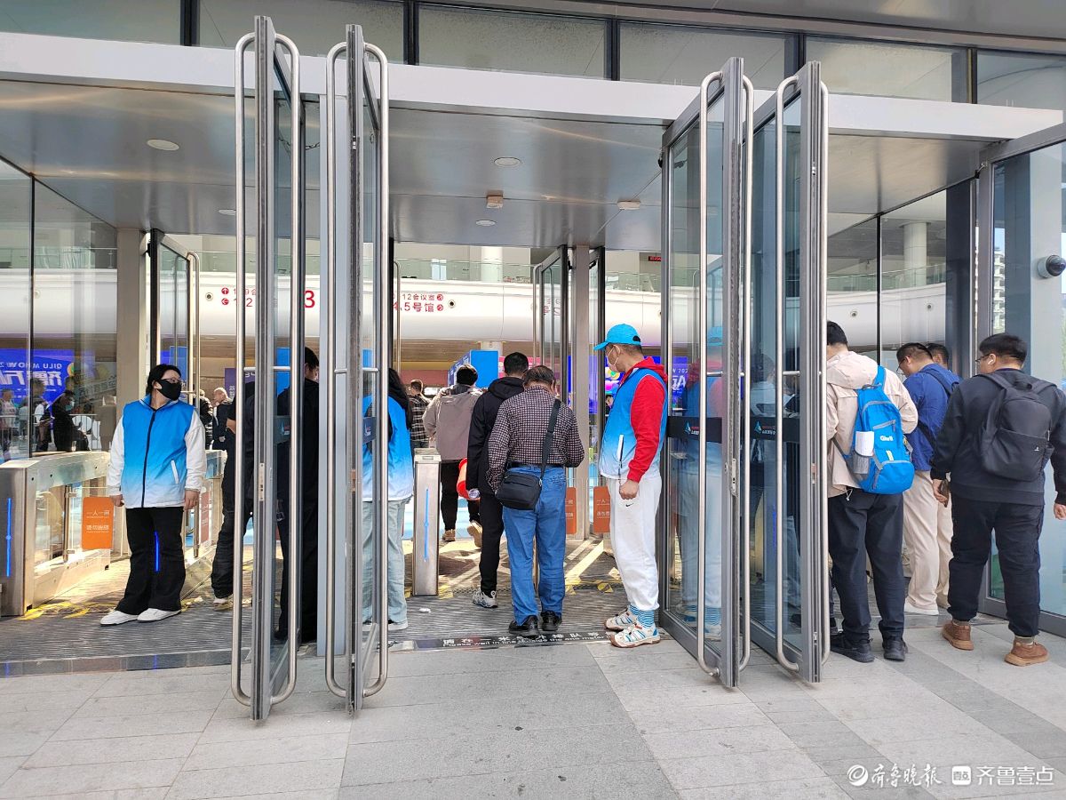 壹点拍客团|齐鲁春季车展开幕啦！首日人气火爆，门口排起长队