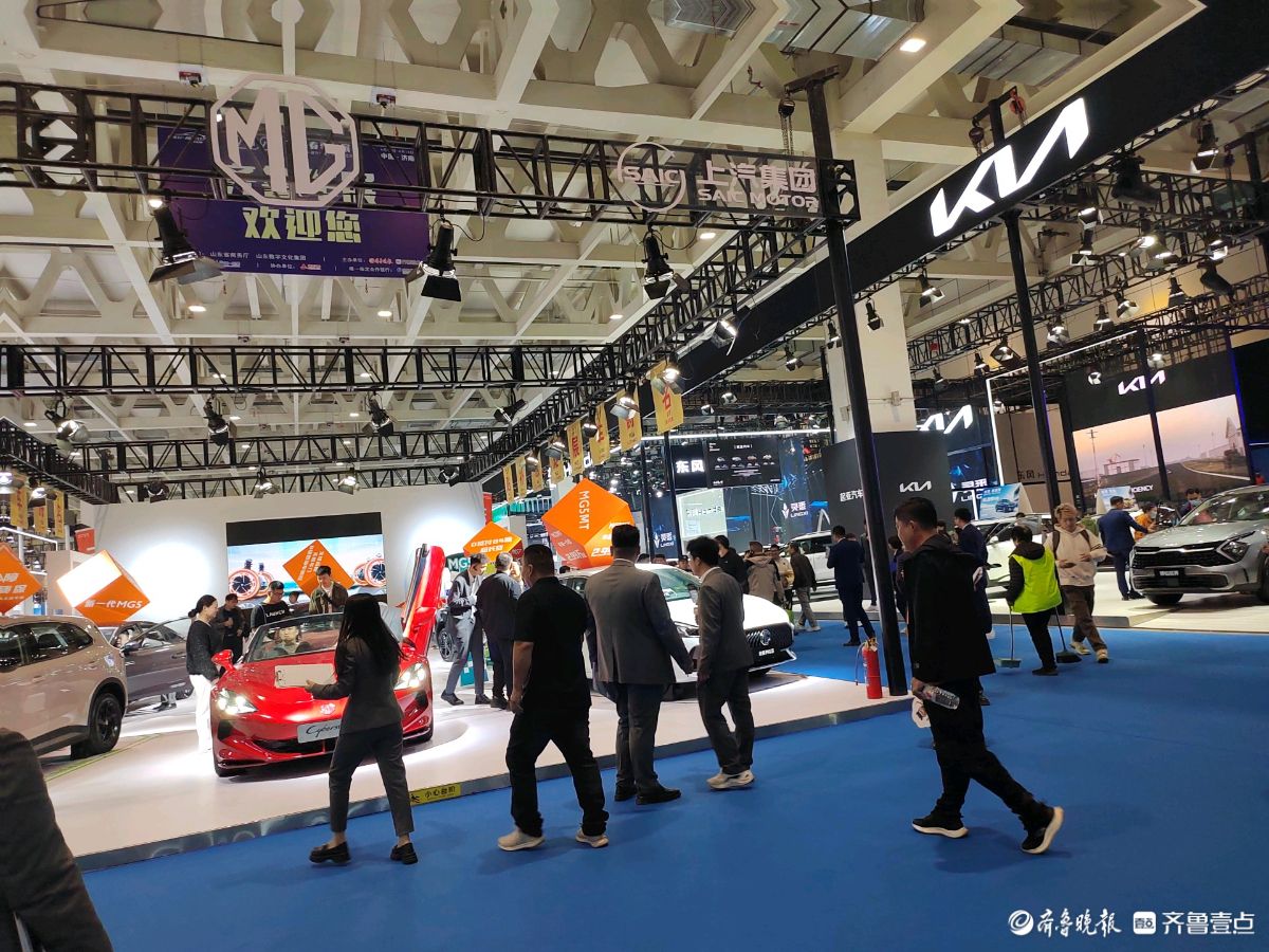 壹点拍客团|齐鲁春季车展开幕啦！首日人气火爆，门口排起长队