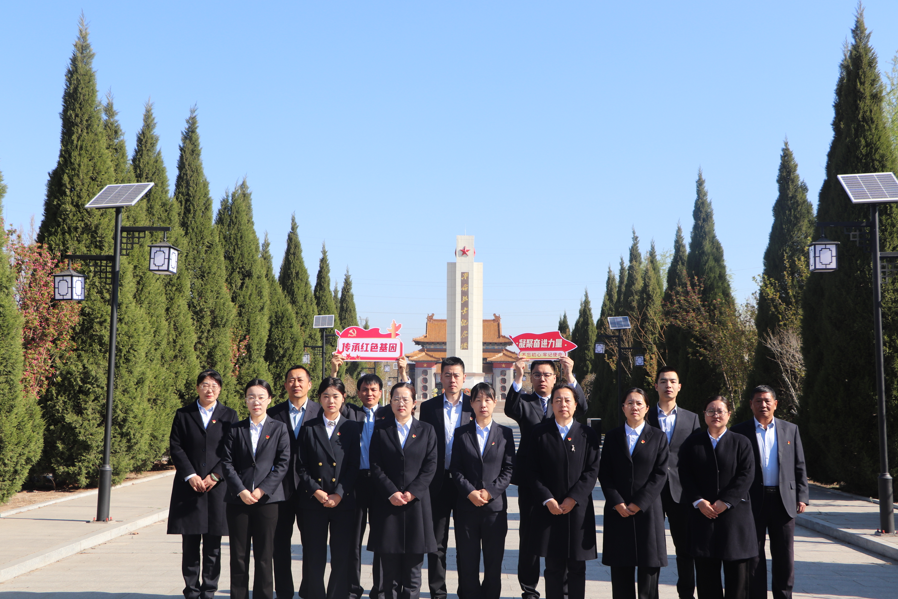 中国银行东营垦利支行到黄河口烈士陵园开展主题党日活动