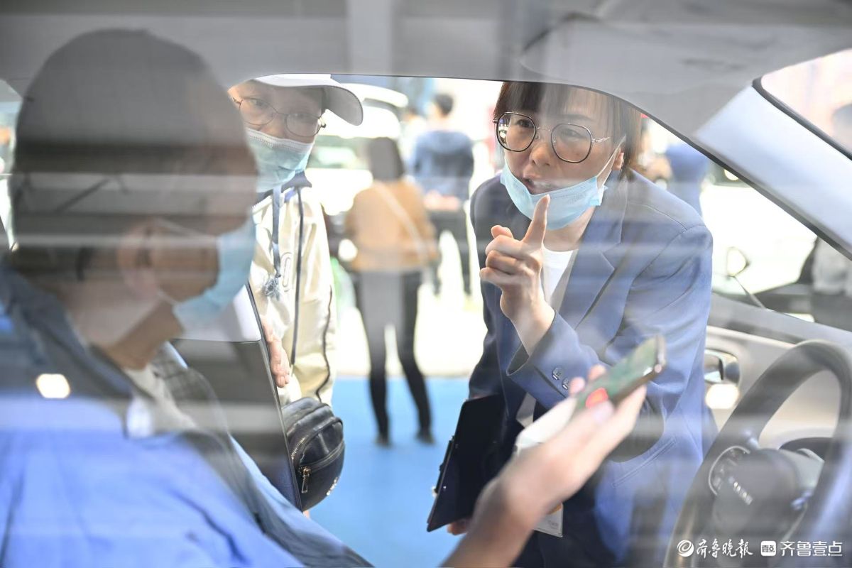 2025齐鲁春季车展人气旺，展台销售忙不停