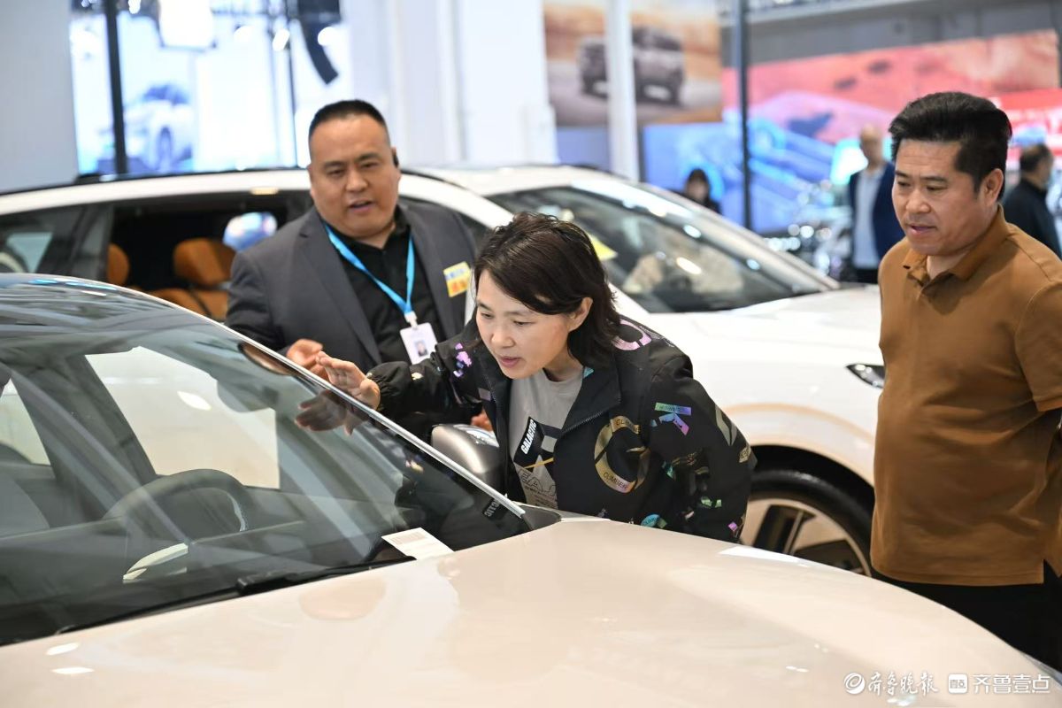 2025齐鲁春季车展人气旺，展台销售忙不停