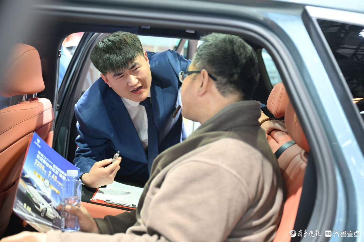 2025齐鲁春季车展人气旺，展台销售忙不停