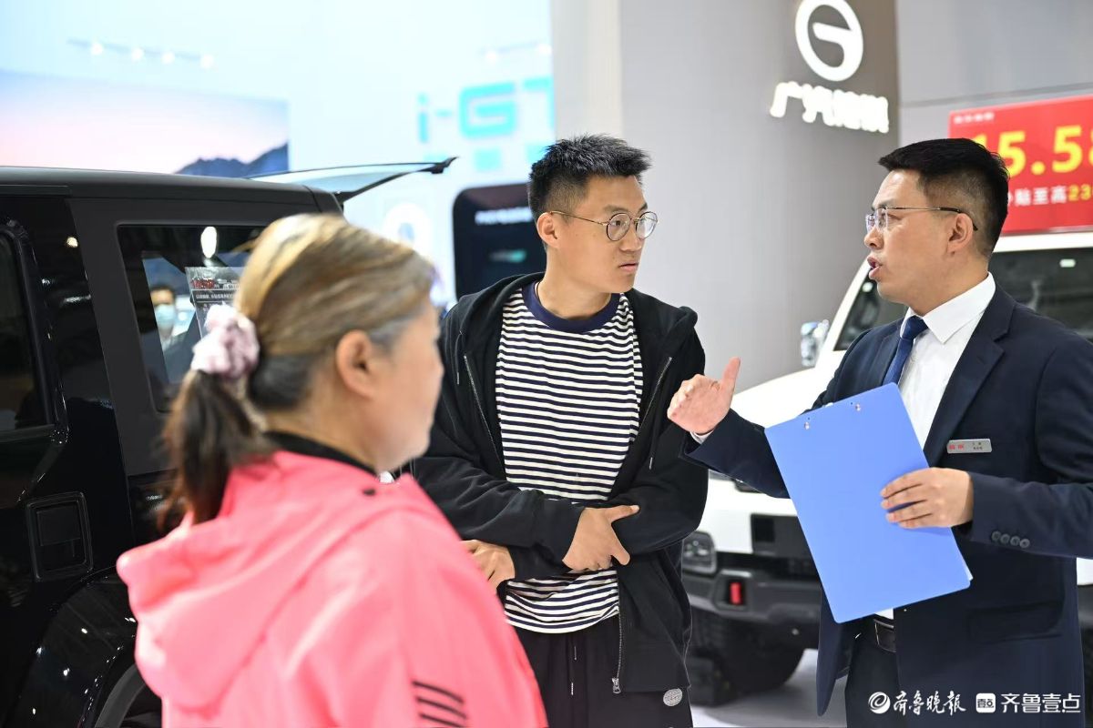 2025齐鲁春季车展人气旺，展台销售忙不停
