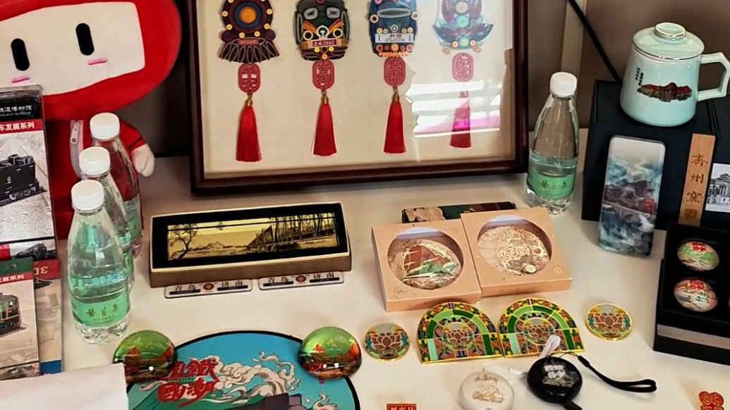 果然视频丨打卡齐鲁1号旅游列车，国铁济南局职工用衍纸画拼出中国列车的“前世今生”