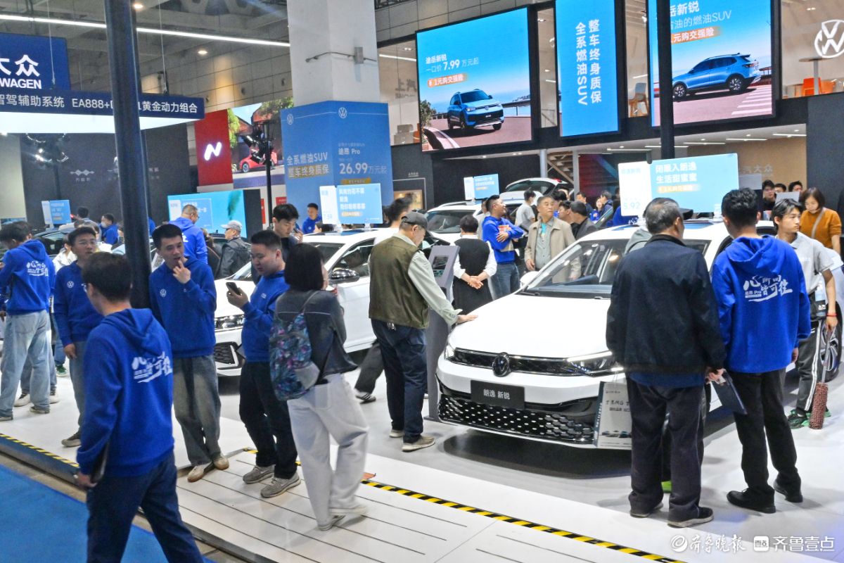 齐鲁春季车展首日大批消费者涌入展区
