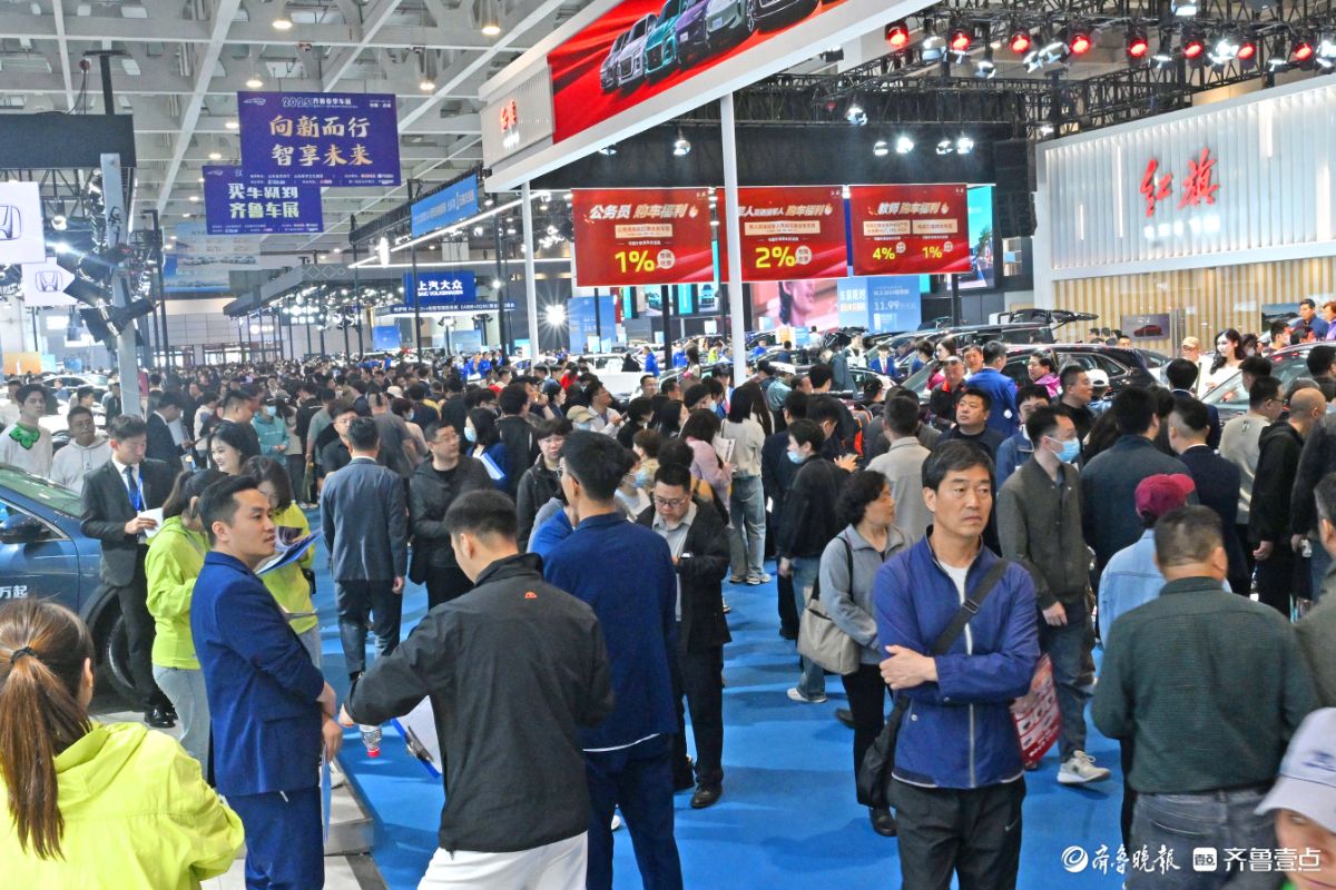 齐鲁春季车展首日大批消费者涌入展区
