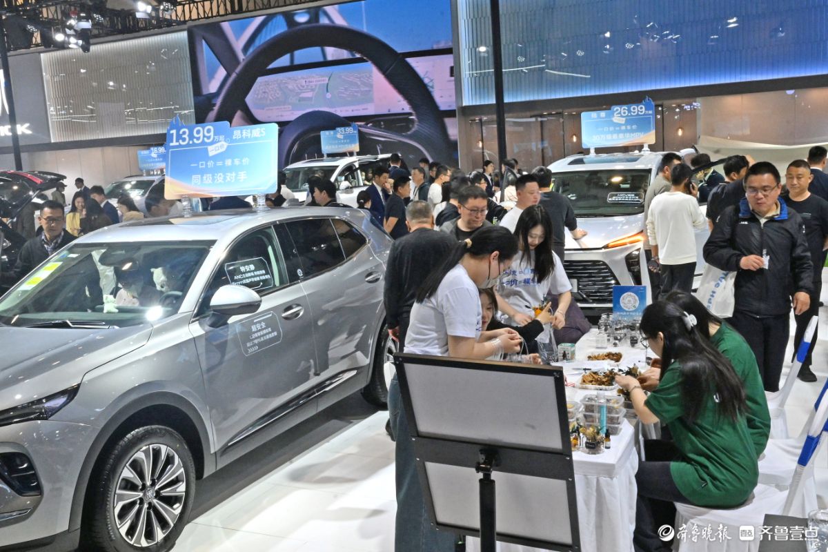 齐鲁春季车展首日大批消费者涌入展区