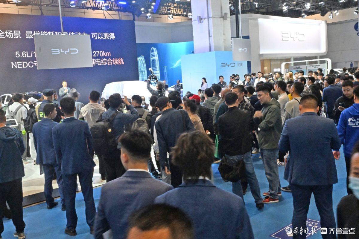 齐鲁春季车展首日大批消费者涌入展区