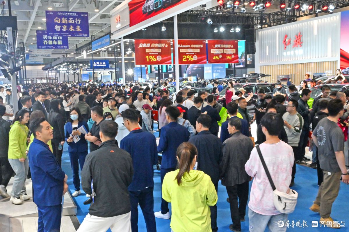 齐鲁春季车展首日大批消费者涌入展区