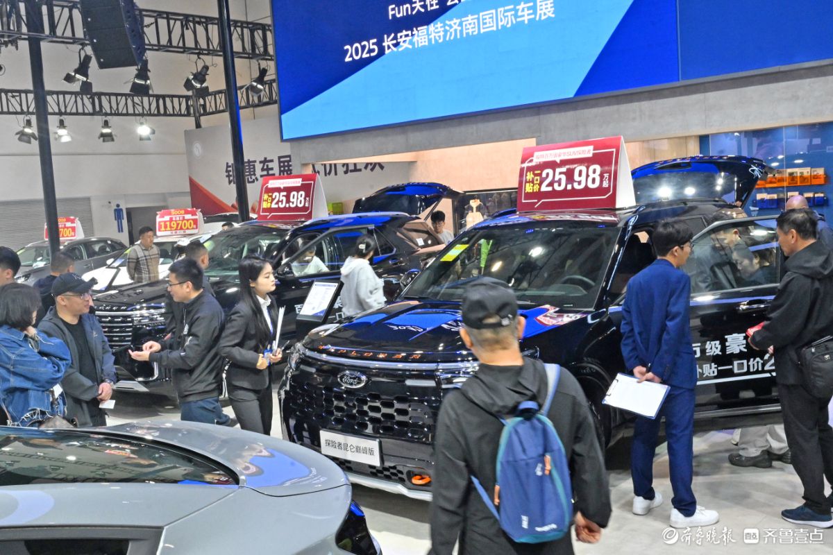 齐鲁春季车展首日大批消费者涌入展区