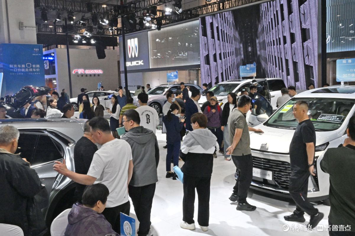 齐鲁春季车展首日大批消费者涌入展区