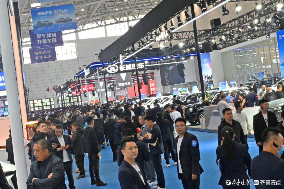 齐鲁春季车展首日大批消费者涌入展区