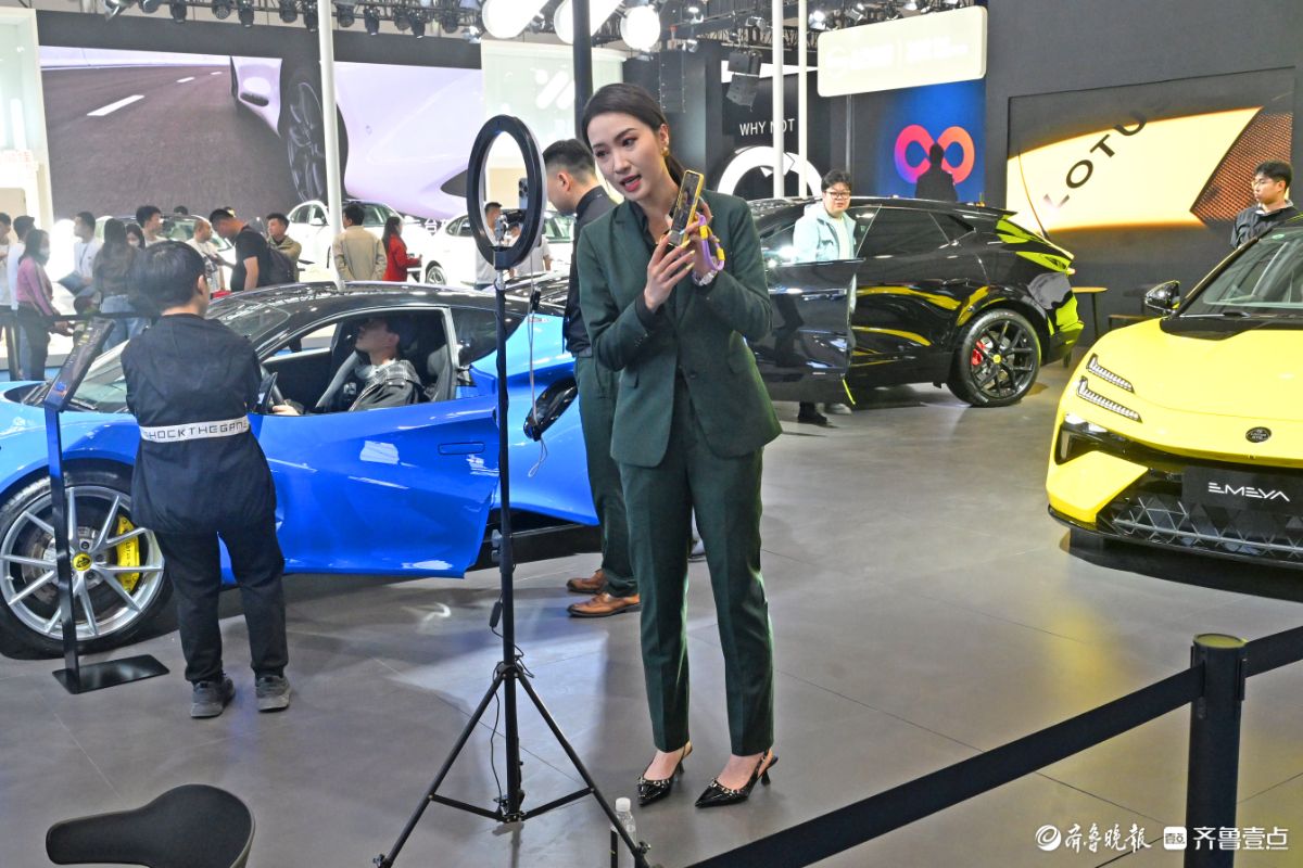 展台前直播的美女各展技艺，成香车模特外又一道靓丽风景