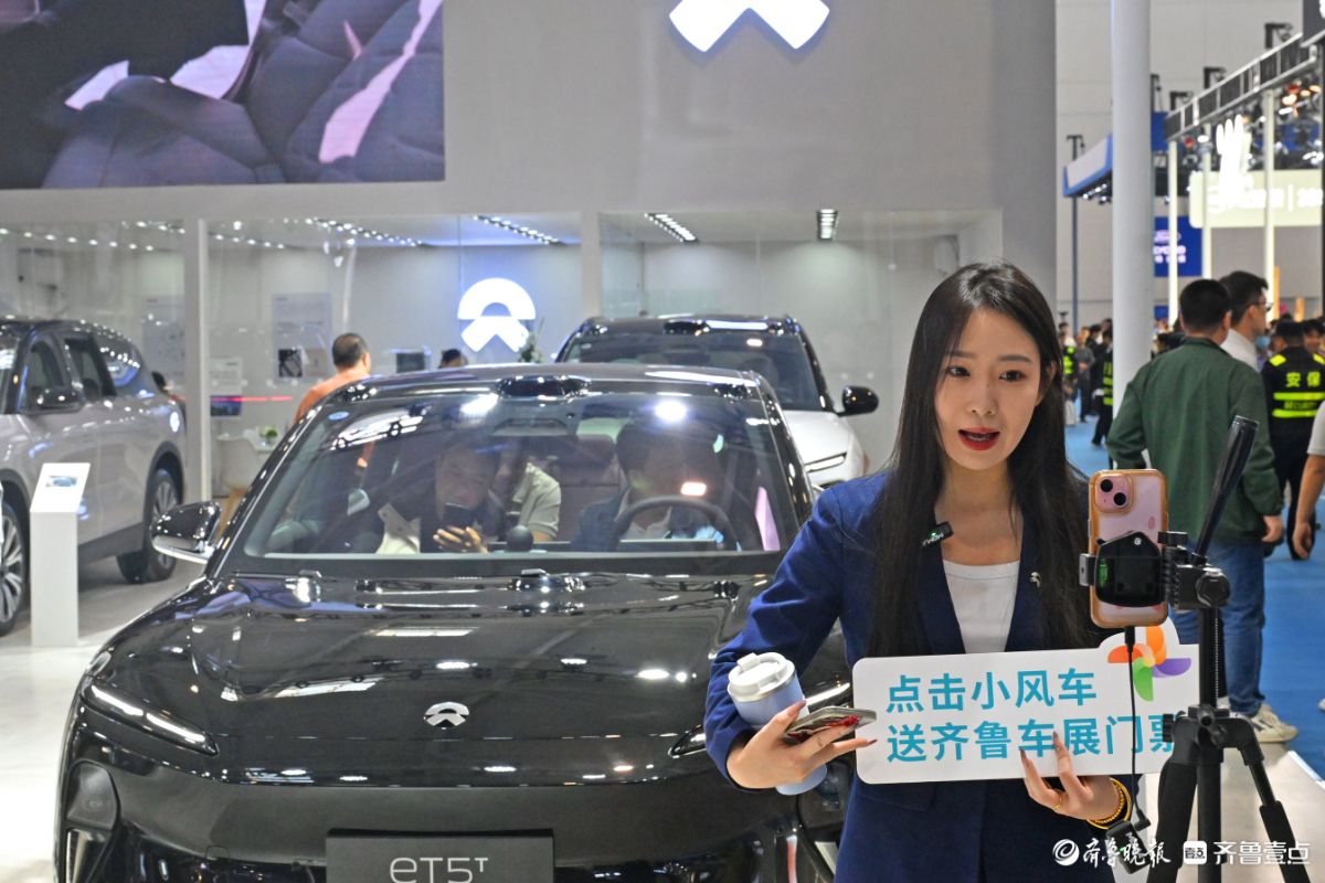 展台前直播的美女各展技艺，成香车模特外又一道靓丽风景