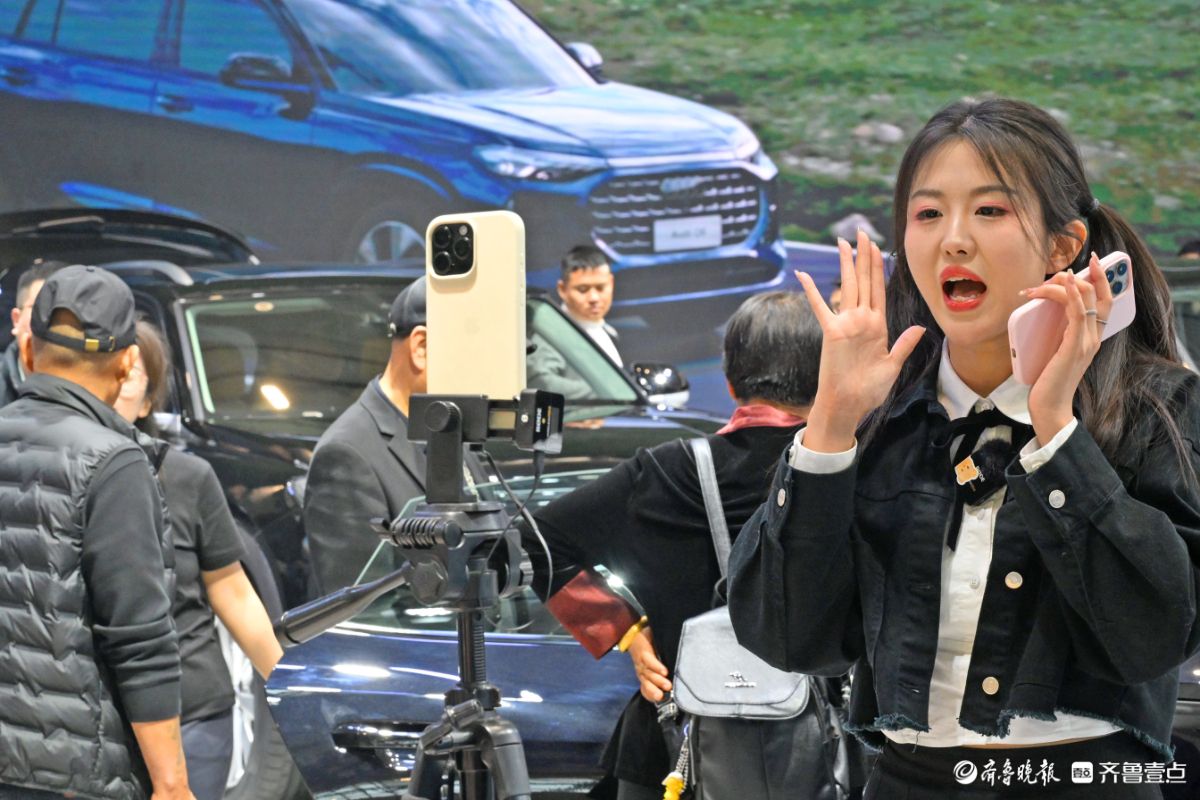 展台前直播的美女各展技艺，成香车模特外又一道靓丽风景