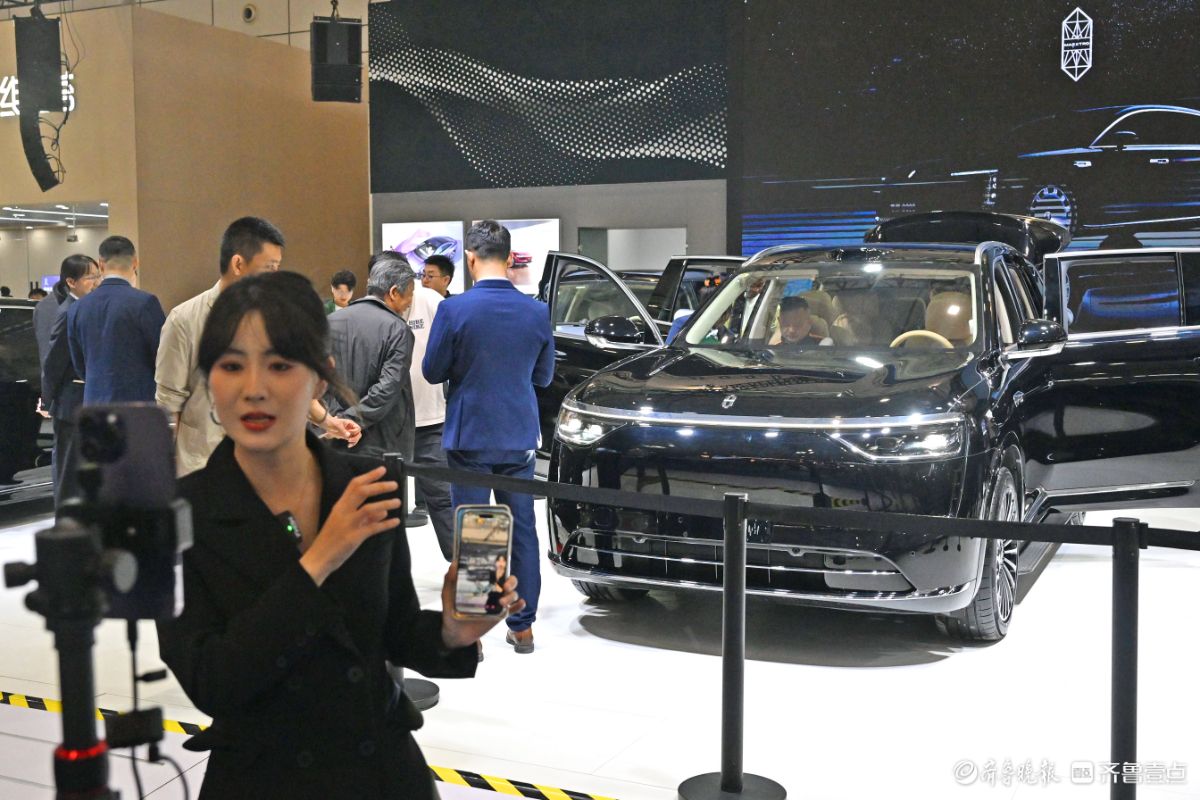 展台前直播的美女各展技艺，成香车模特外又一道靓丽风景