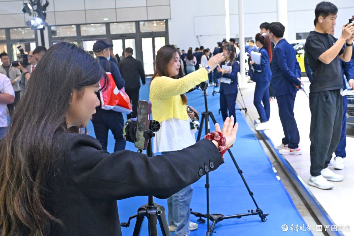 展台前直播的美女各展技艺，成香车模特外又一道靓丽风景
