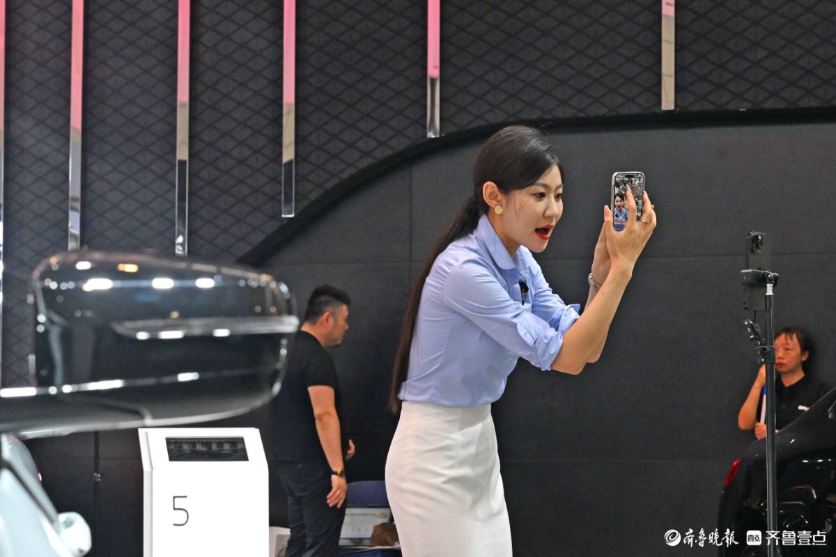 展台前直播的美女各展技艺，成香车模特外又一道靓丽风景