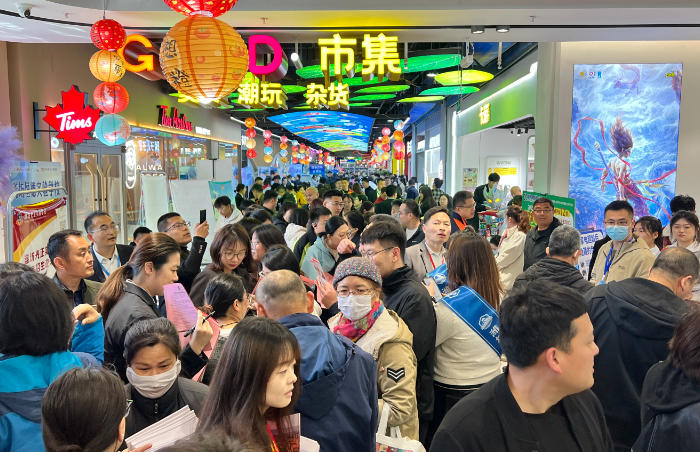 4月13日,潍坊中考志愿填报咨询会在谷德广场福喜地(B1层)火热开幕。现场普通高中、民办高中、综合高中、职业高中、生涯规划指导机构悉数到场,学生、家长可与心仪学校面对面沟通,了解录取标准、师资条件、住宿条件等。