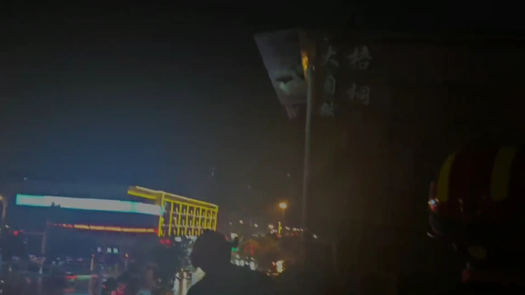 果然视频|广告牌悬挂半空，消防部门及时排险