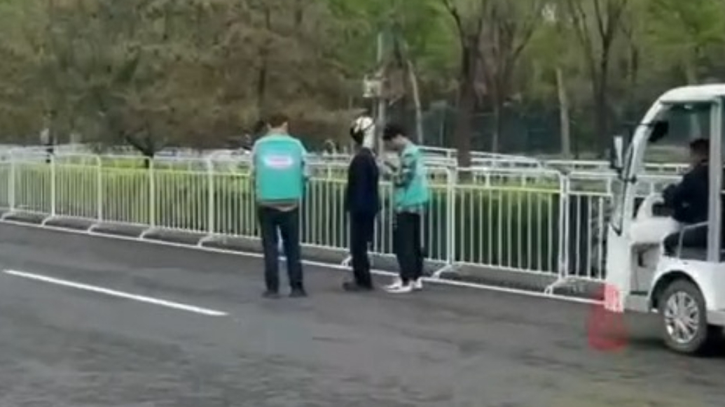 果然财经|机器人半马途中出故障，陪跑员现场救治