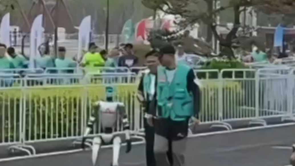 果然财经|宇树机器人表现不及预期，全场为其加油鼓劲儿