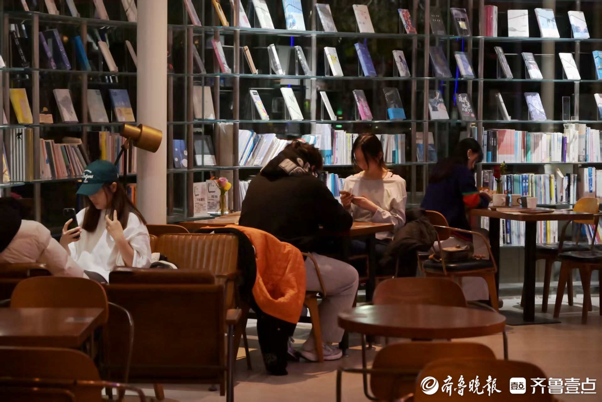 琴岛观澜丨24小时“书灯”长明，青岛石老人海滩上亮起别样灯塔