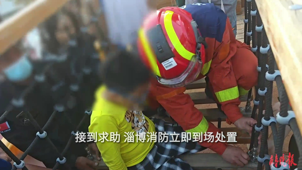 果然视频|男孩被悬桥“咬”住腿，众人合力帮其脱困
