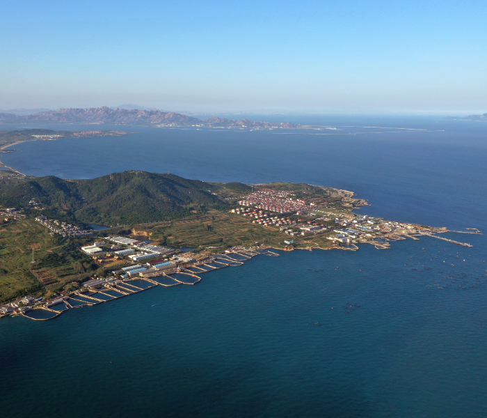 “秦王扫六合，虎视何雄哉。铭功会稽岭，骋望琅琊台……”在美丽的青岛市黄岛区南部，有一座三面临海、形状如台的山丘，考古队员在此经过近6年探索，终于确认山顶夯土基址就是秦始皇统一六国后所筑、也即诗仙李白诗中所说的“琅琊台”，琅琊台遗址也由此成为目前经考古确认的时代最早的统一秦帝国国家工程。