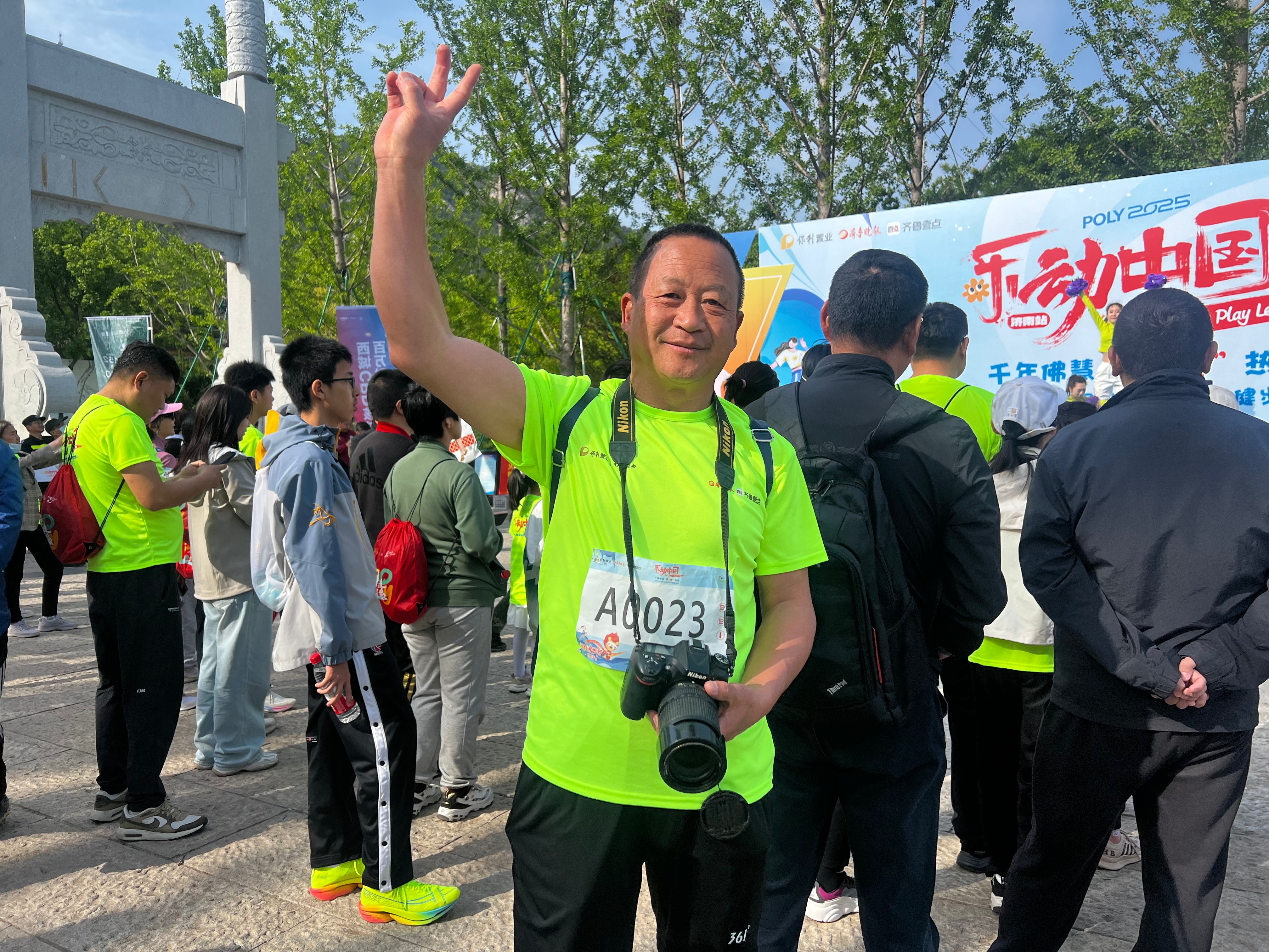 亦跑亦拍！跑友李先生要用镜头记录“乐动中国”活动的美好