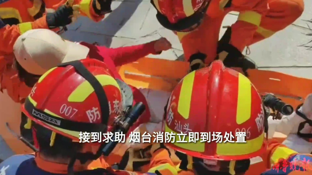 果然视频|女子爬山时腿部抽筋，消防员用担架将其抬下山