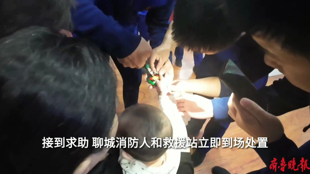 果然视频|婴儿被玩具青蛙“咬”住手，消防员耐心破拆救助