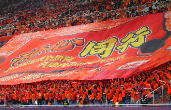 中超|鲁申之战，泰山队球迷打出巨幅横幅“橙心同行”鼓励队员