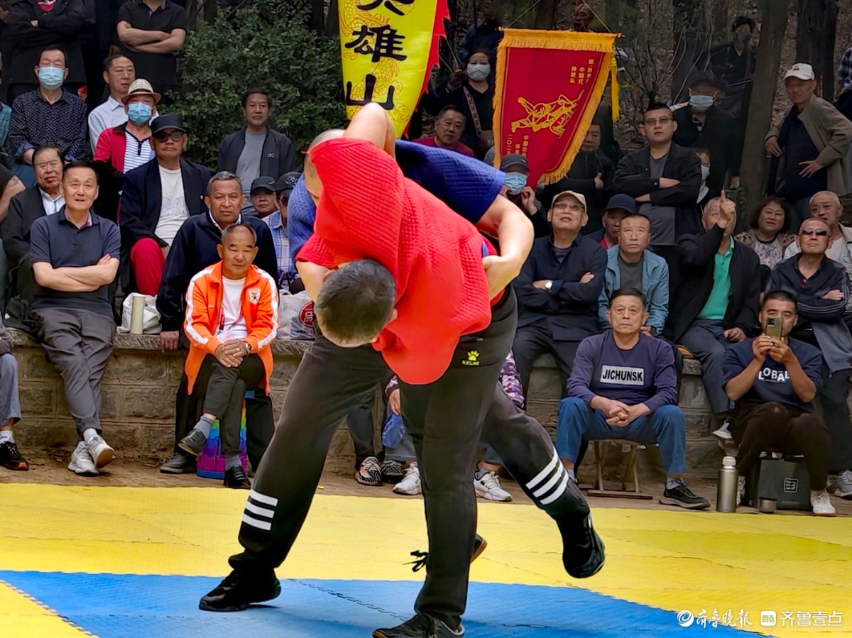 情报站|热闹非凡！济南英雄山摔跤场如火如荼，一招一式显身手