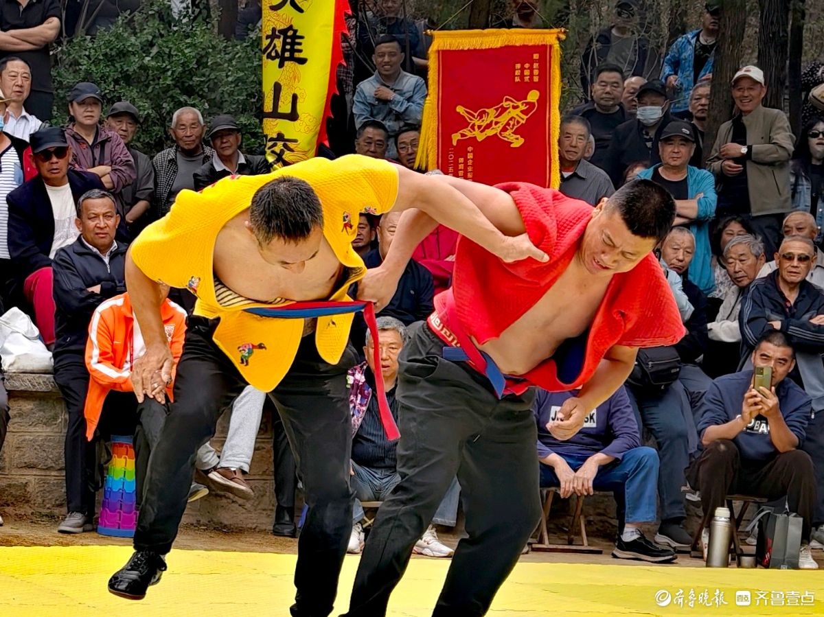 情报站|热闹非凡！济南英雄山摔跤场如火如荼，一招一式显身手
