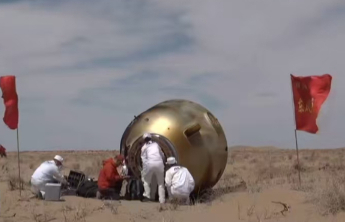 神十九返回舱舱门打开，航天员准备出舱