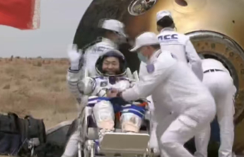 航天员蔡旭哲顺利出舱