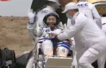 航天员蔡旭哲顺利出舱：鲜艳的中国红，是太空中最亮的色彩