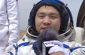 航天员宋令东顺利出舱
