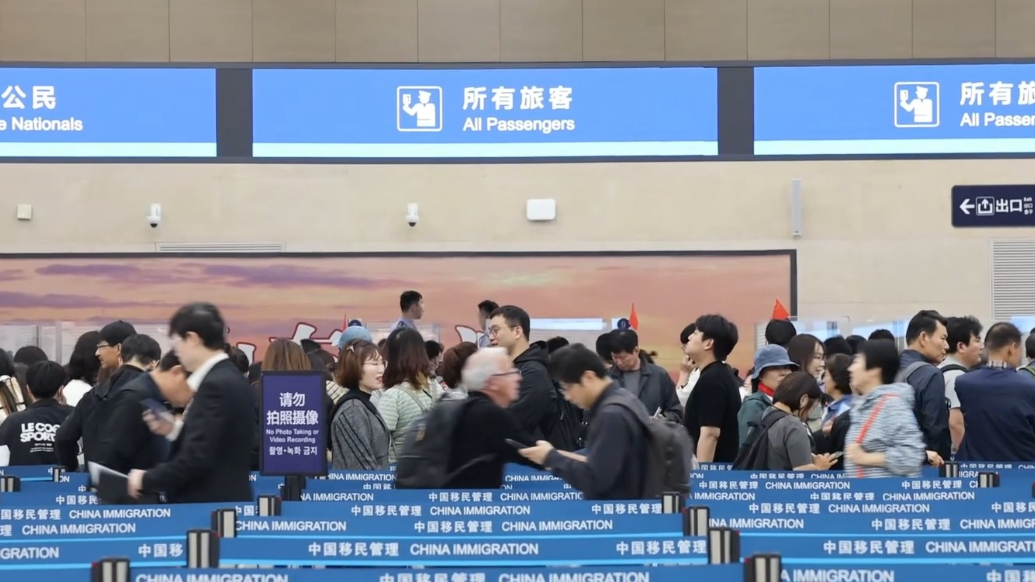 果然视频｜4.5万人次！青岛五一假期出入境客流“双向奔赴”