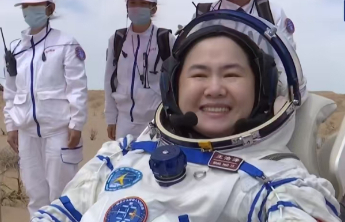 神舟十九号航天员王浩泽顺利出舱