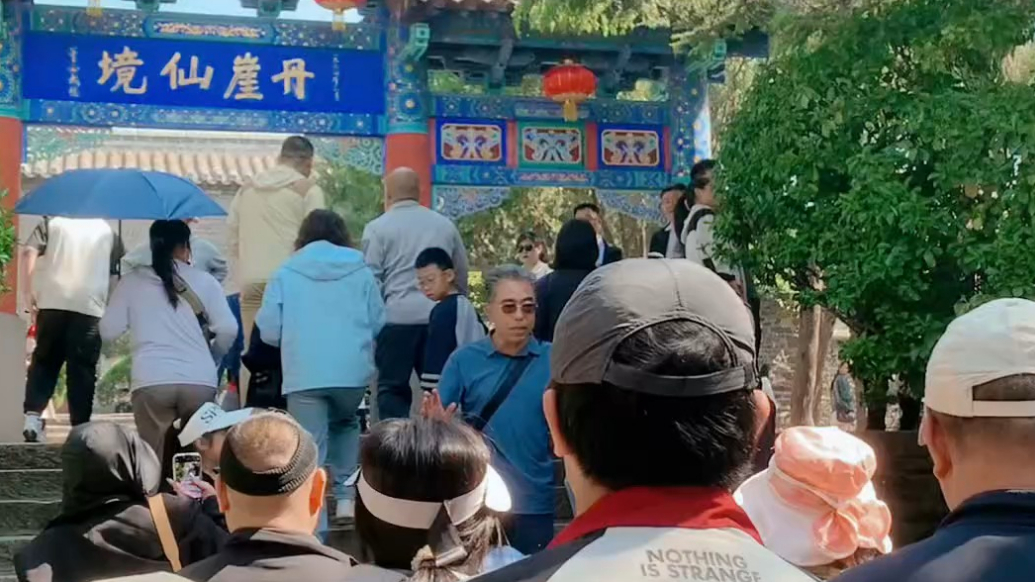 果然视频｜首批游客抵达蓬莱阁景区，开启假期“人山人海”模式