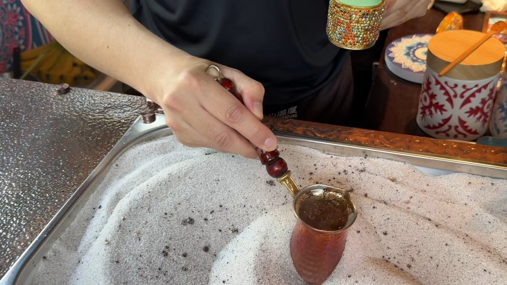 果然视频|别眨眼，沙子里真的变出咖啡了！