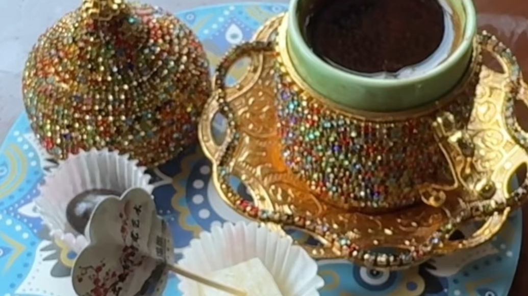 果然视频|外地游客打卡济南趵突泉，体验泉水泡咖啡