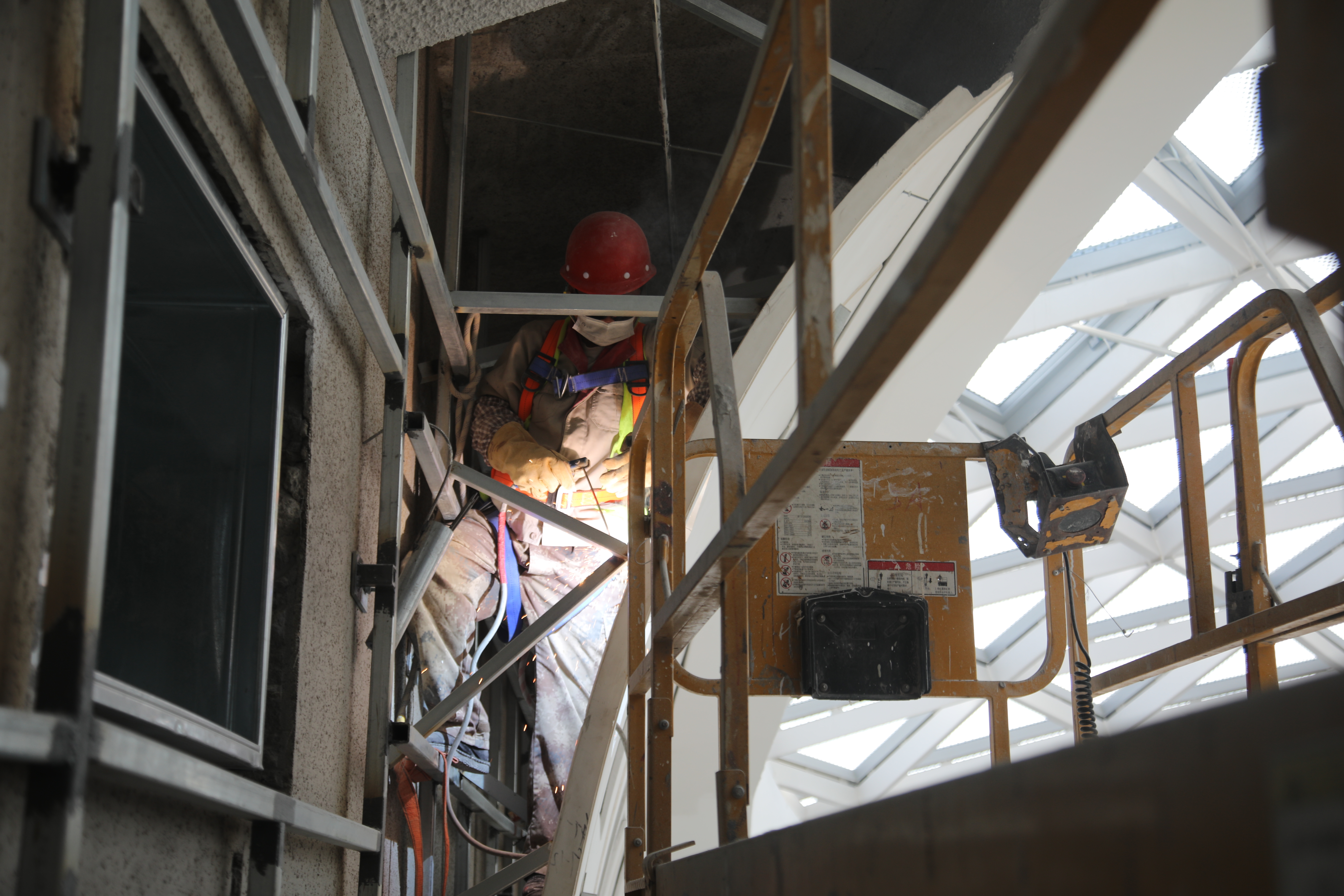  五一不停工，威海千名建筑工用汗水浇筑城市新地标