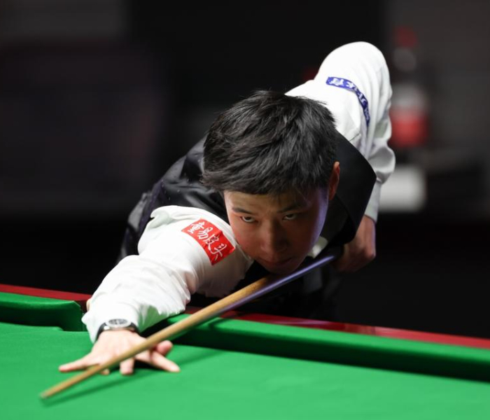 从20世纪80年代街头巷尾的“争议娱乐”，到2025年克鲁斯堡剧院的世界之巅，中国台球运动用四十年时间完成了从“追赶着”到“引领者”的震撼蜕变。丁俊晖2005年首夺国际赛事冠军的破圈一击，撕开了偏见的帷幕；赵心童2025年斯诺克世锦赛夺冠的历史性突破，则彻底改写了世界台球的权力版图。